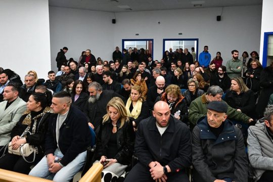 Δίκη Τεμπών: Το φιάσκο της αίθουσας σε κάτοψη